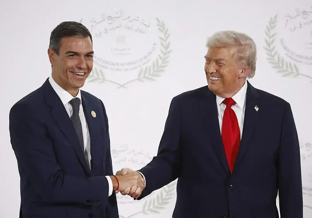 Sánchez y Donald Trump se dan la mano durante la conferencia de paz celebrada en Egipto en octubre de 2025.