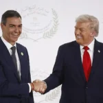 Sánchez y Donald Trump se dan la mano durante la conferencia de paz celebrada en Egipto en octubre de 2025.