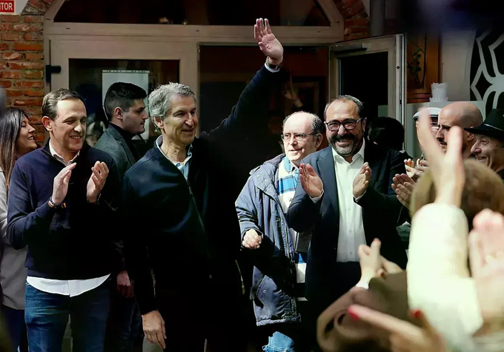 Alberto Núñez Feijóo, presidente del PP, antes de un mitin en Tordesillas (Valladolid)