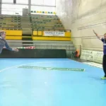 Alberto Núñez Feijóo rematando a portería en una imagen publicada en sus redes sociales.