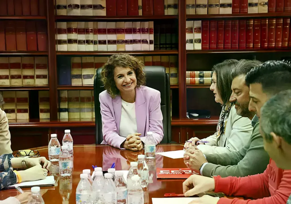 María Jesús Montero en una reunión en el SEPE de Córdoba