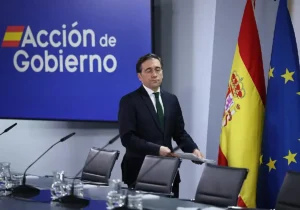 El ministro de Exteriores, José Manuel Albares, antes de comparecer en la Moncloa.