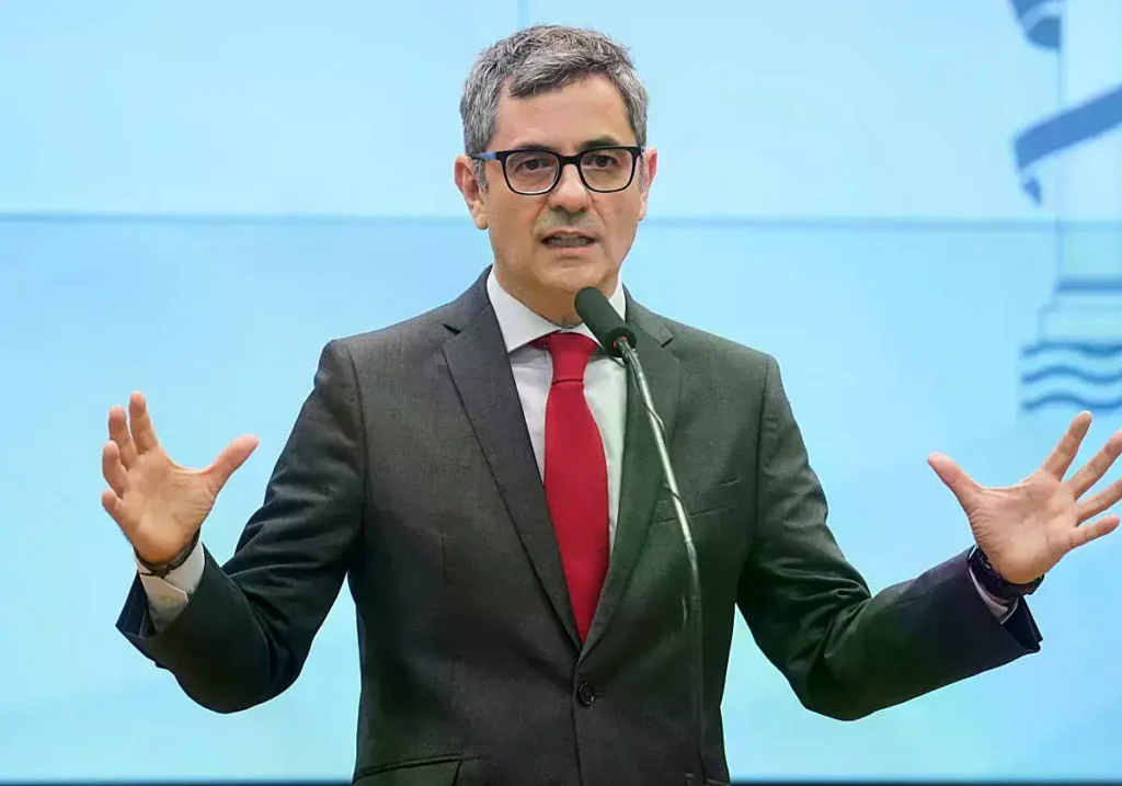 El ministro Félix Bolaños atiende a los medios tras reunirse con la fiscal general del Estado.