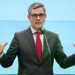 El ministro Félix Bolaños atiende a los medios tras reunirse con la fiscal general del Estado.