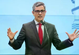 El ministro Félix Bolaños atiende a los medios tras reunirse con la fiscal general del Estado.