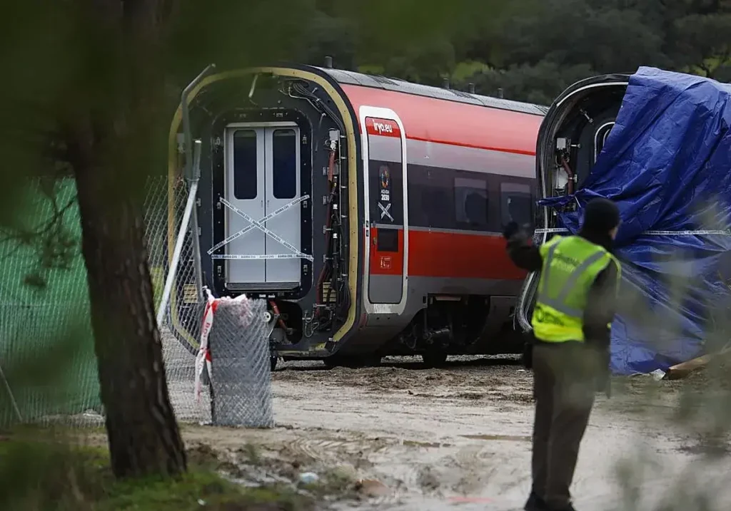 Vagón precintado en el lugar del accidente de Adamuz.