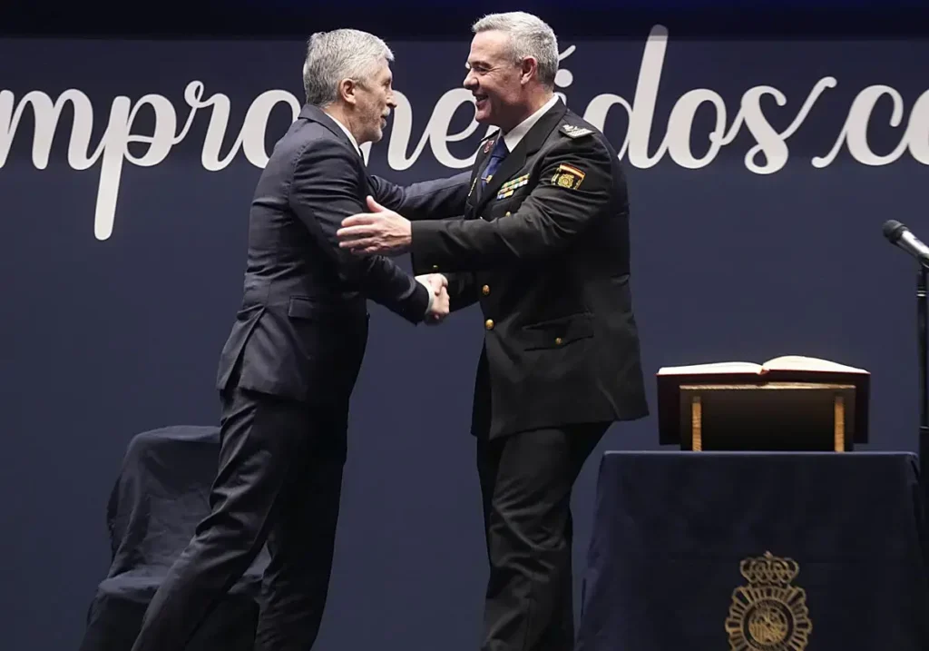 El ministro del Interior, Fernando Grande-Marlaska, con el nuevo director adjunto operativo, José Luis Santafé.