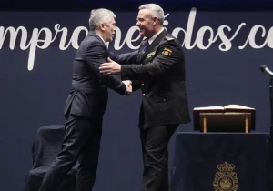 El ministro del Interior, Fernando Grande-Marlaska, con el nuevo director adjunto operativo, José Luis Santafé.