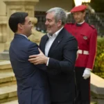 El lehendakari Pradales y el presidente de Canarias, Fernando Clavijo, se saludan antes de su reunión en diciembre en Ajuria