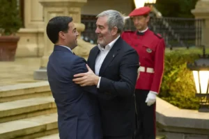 El lehendakari Pradales y el presidente de Canarias, Fernando Clavijo, se saludan antes de su reunión en diciembre en Ajuria