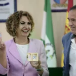 La vicepresidenta María Jesús Montero recibe un pendrive con el proyecto de una desalinizadora.