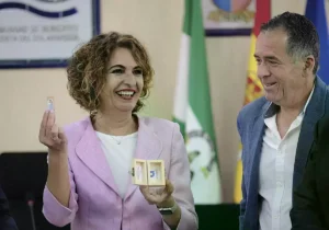 La vicepresidenta María Jesús Montero recibe un pendrive con el proyecto de una desalinizadora.
