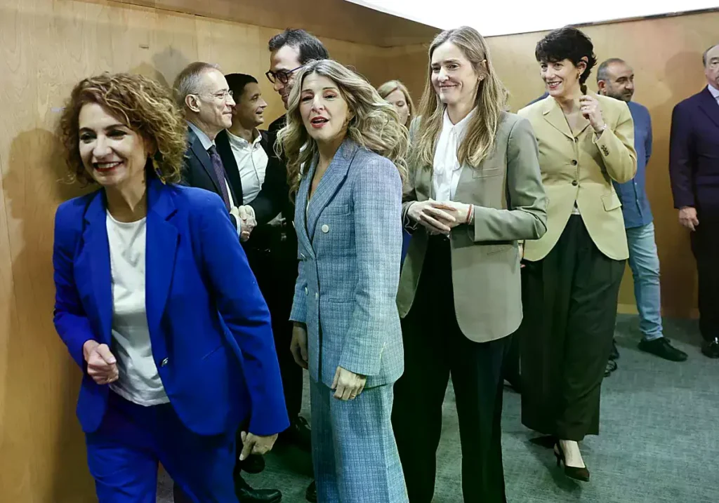 Las tres vicepresidentas, el ministro de Economía y la de Seguridad Social antes de un encuentro con agentes sociales.
