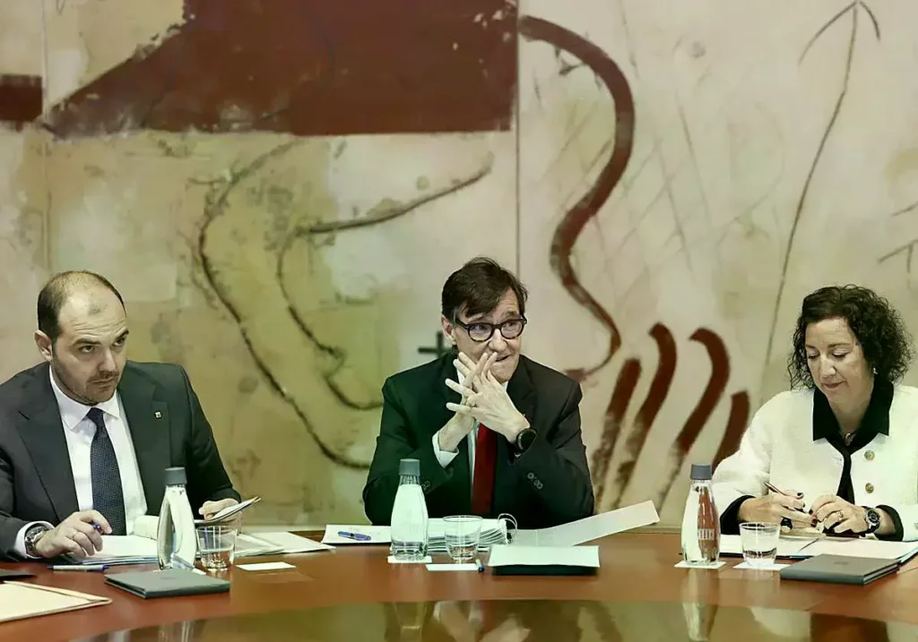 El presidente de la Generalitat, Salvador Illa, con los consellers Albert Dalmau y Alicia Romero.