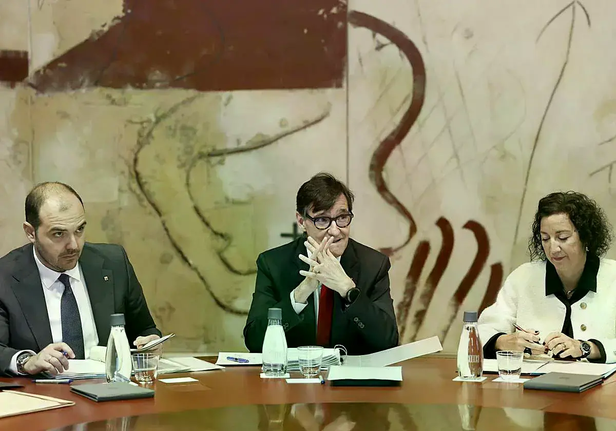 El presidente de la Generalitat, Salvador Illa, con los consellers Albert Dalmau y Alicia Romero.