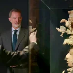 El rey Felipe VI durante su visita a la exposición sobre la mujer en el México indígena.