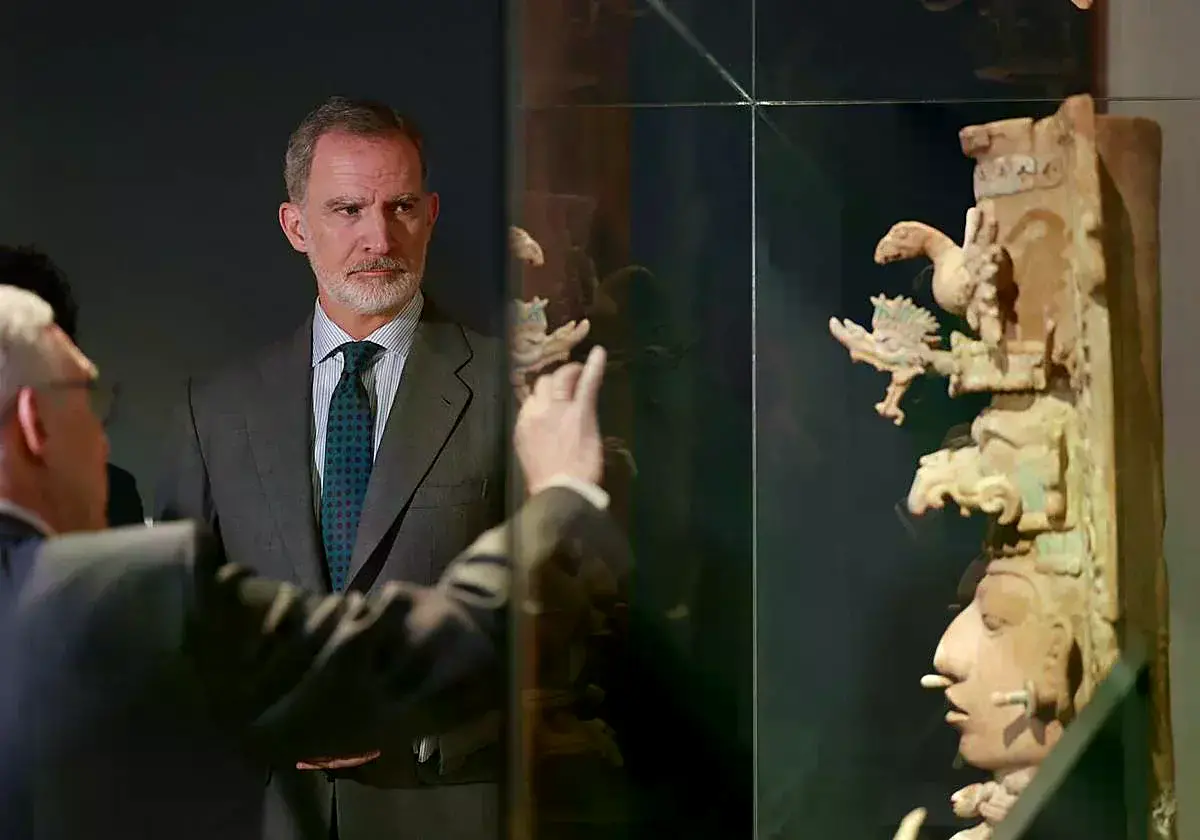 El rey Felipe VI durante su visita a la exposición sobre la mujer en el México indígena.