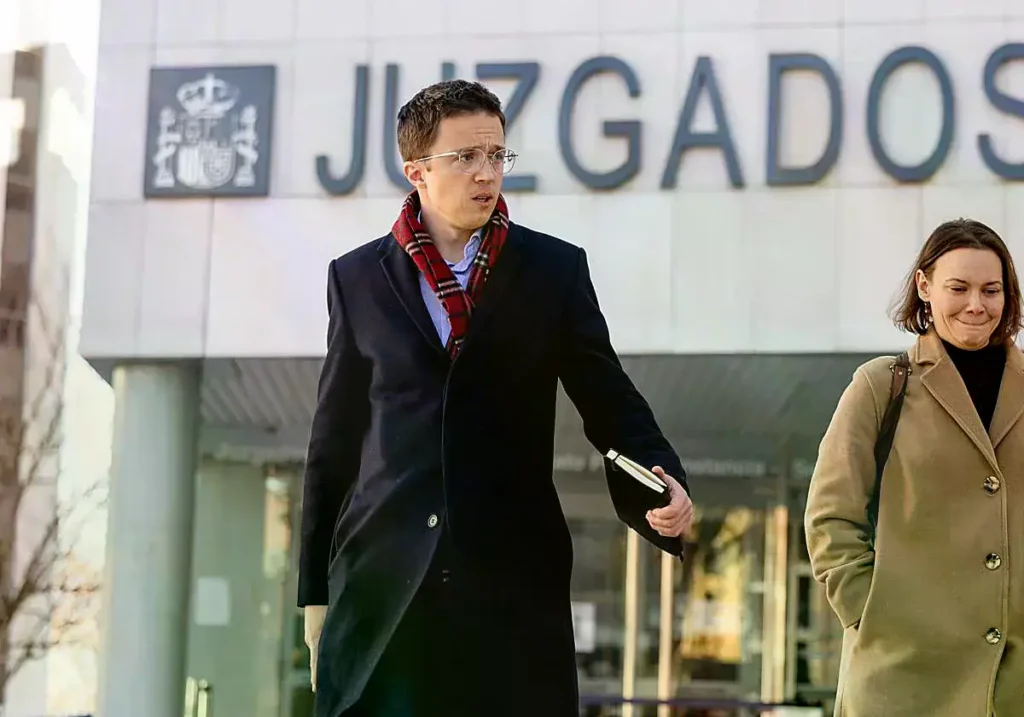 Íñigo Errejón sale del juzgado tras prestar declaración.