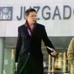 Íñigo Errejón sale del juzgado tras prestar declaración.