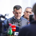 Antonio Maíllo, líder de Izquierda Unida, atiende a los medios en Sevilla.