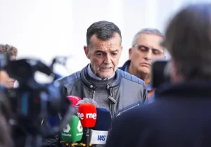 Antonio Maíllo, líder de Izquierda Unida, atiende a los medios en Sevilla.