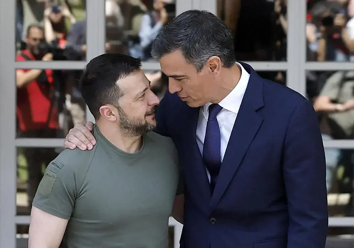 Volodímir Zelenski y Pedro Sánchez durante un encuentro en mayo de 2024.