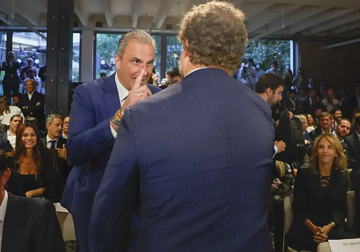 Javier Ortega Smith, junto a Iván Espinosa de los Monteros, en un acto público a finales de 2025.