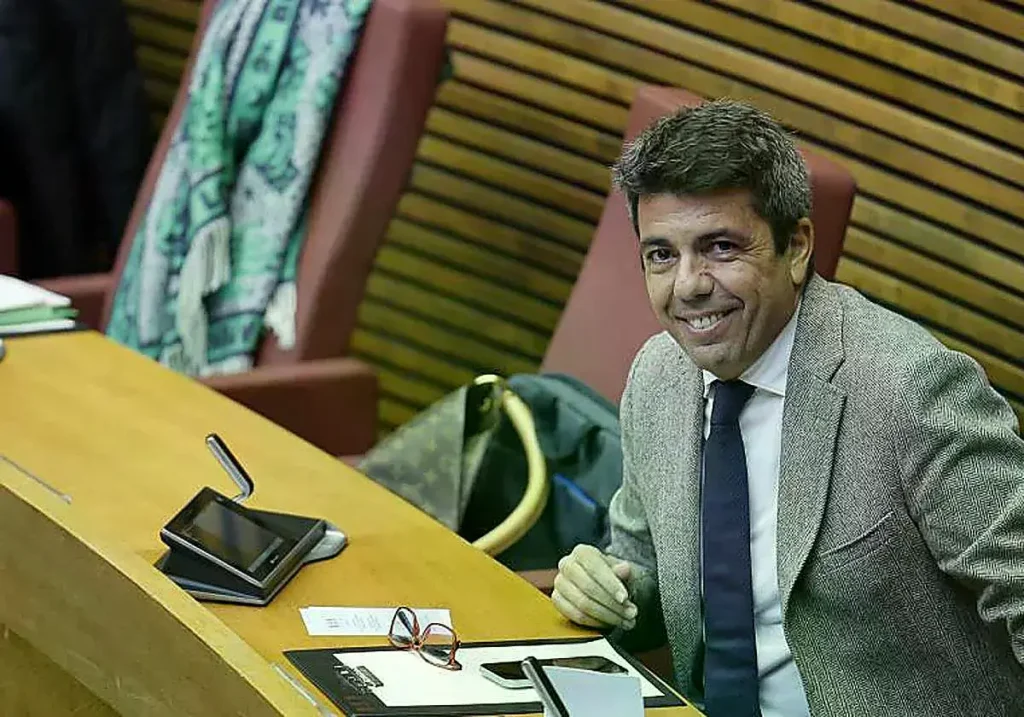 Carlos Mazón en su escaño de Les Corts
