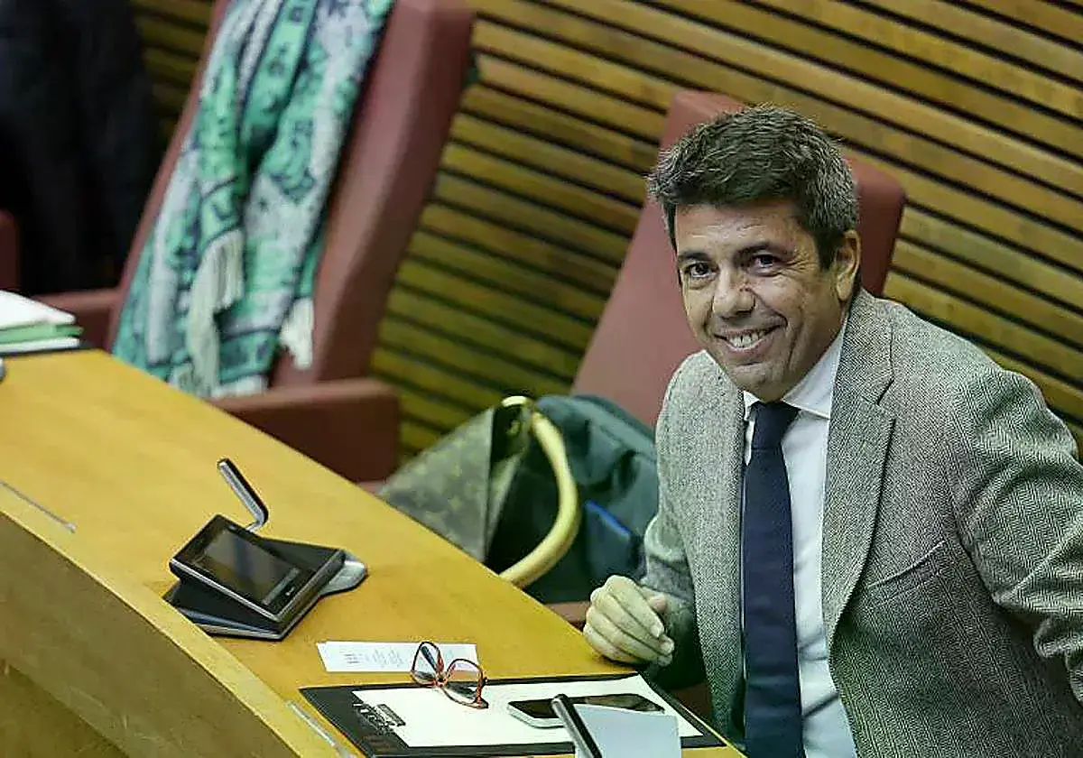 Carlos Mazón en su escaño de Les Corts