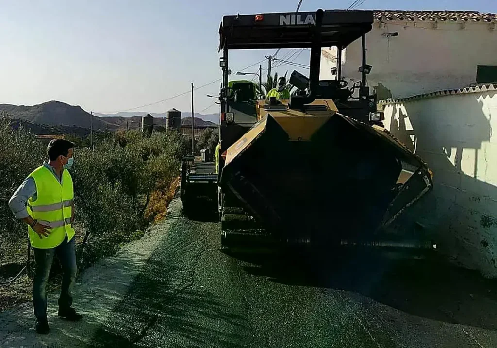 Óscar Liria durante una visita a una obra en la provincia