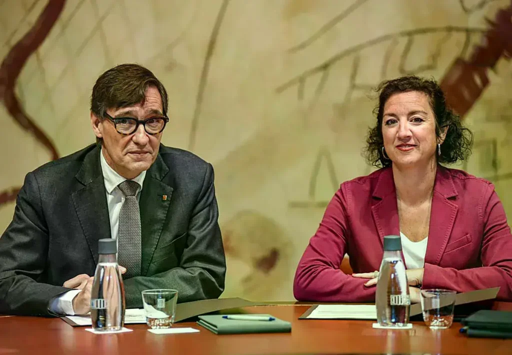 El presidente de la Generalitat, Salvador Illa, y la consellera de Economía y Hacienda, Alícia Romero.