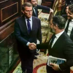 Alberto Núñez Feijóo y Santiago Abascal se saludan en el Congreso.