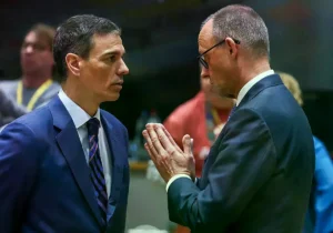 El canciller alemán Friedrich Merz y el presidente del Gobierno, Pedro Sánchez, en una reunión del Consejo Europeo en Brusela
