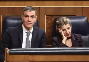 Pedro Sánchez y Yolanda Díaz durante una sesión de control al Gobierno en el Congreso.