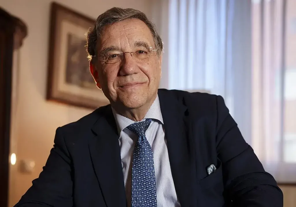 Ángel Losada en su casa de Madrid.