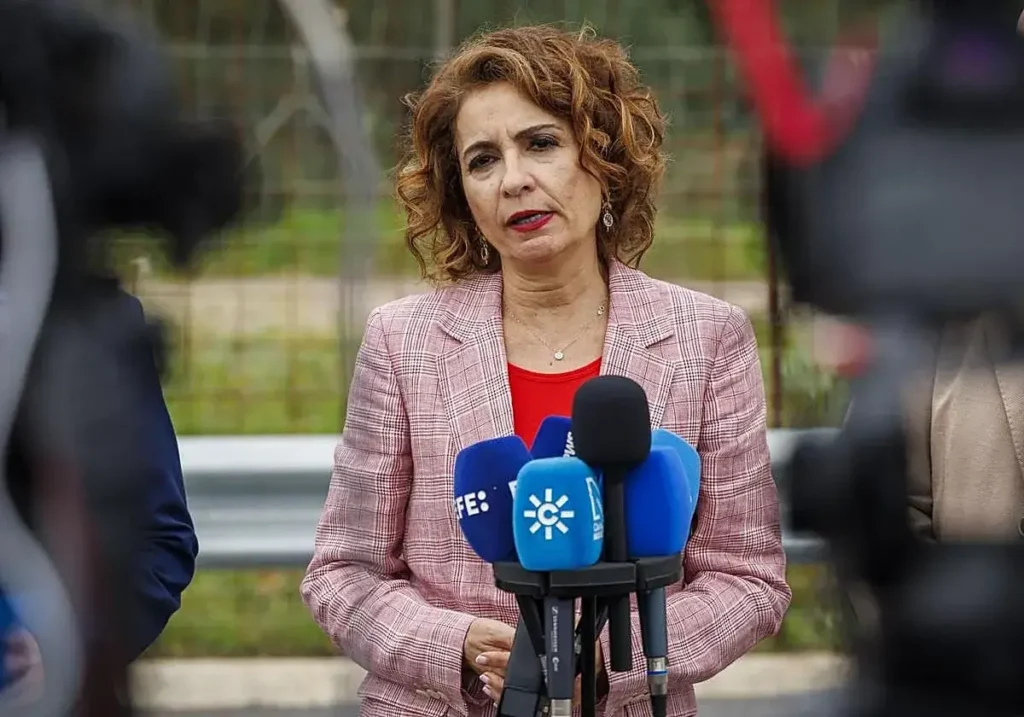 María Jesús Montero atiende a la prensa en Dos Hermanas (Sevilla).