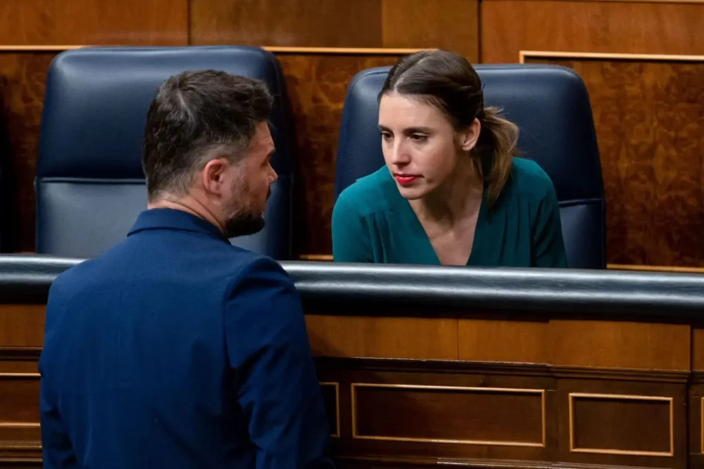 Gabriel Rufián e Irene Montero conversan en el Congreso de los Diputados.