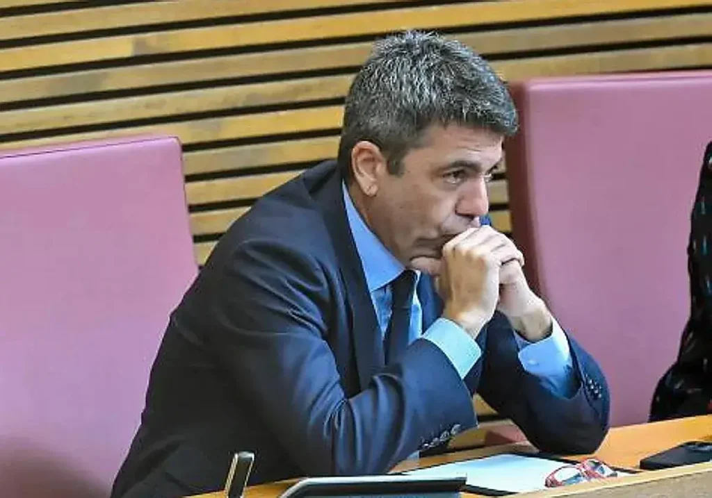 Carlos Mazón en su escaño en las Corts, tras dimitir como presidente valenciano.