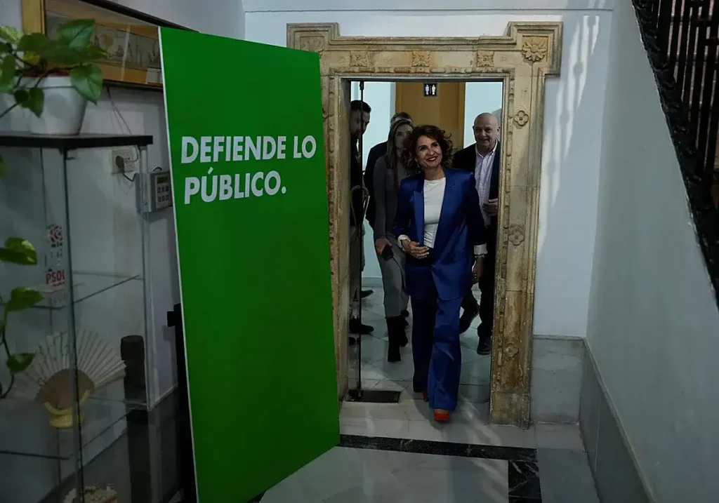 María Jesús Montero antes de una rueda de prensa en Sevilla