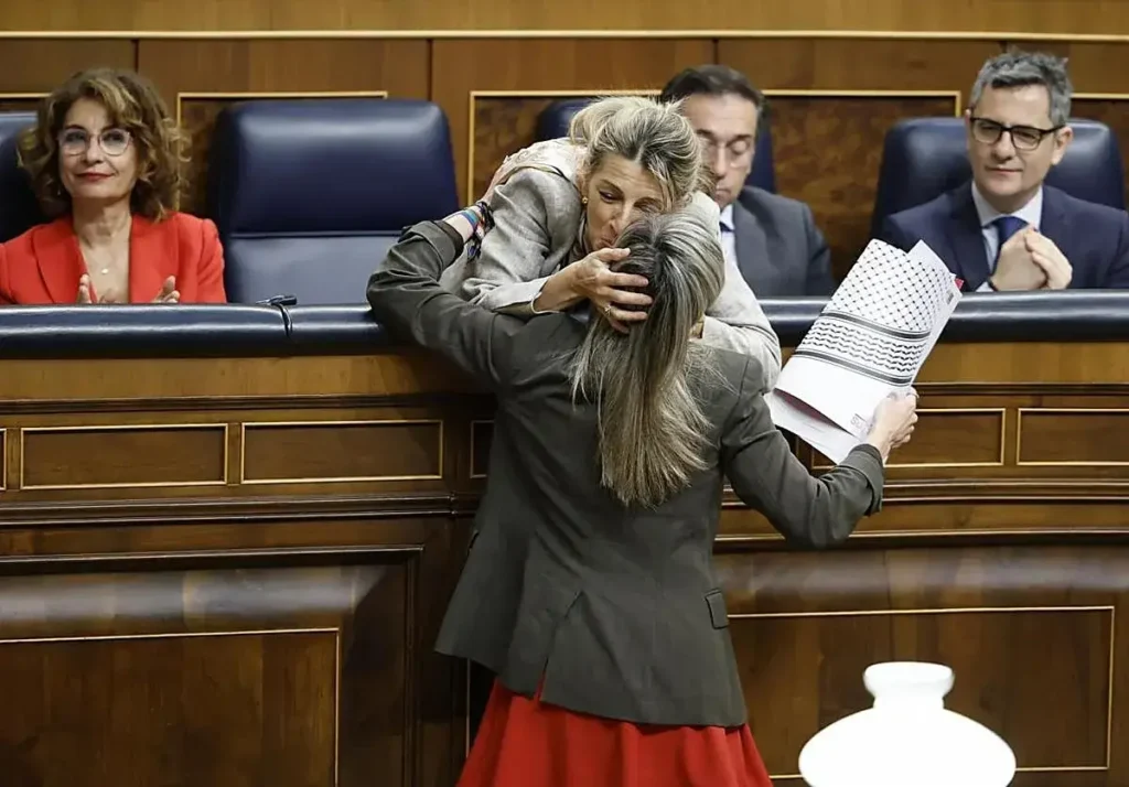 Yolanda Díaz felicita a la portavoz de Sumar Verónica M. Barbero tras su intervención en el pleno.