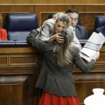 Yolanda Díaz felicita a la portavoz de Sumar Verónica M. Barbero tras su intervención en el pleno.