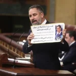 Santiago Abascal muestra una imagen durante su intervención en el Congreso.