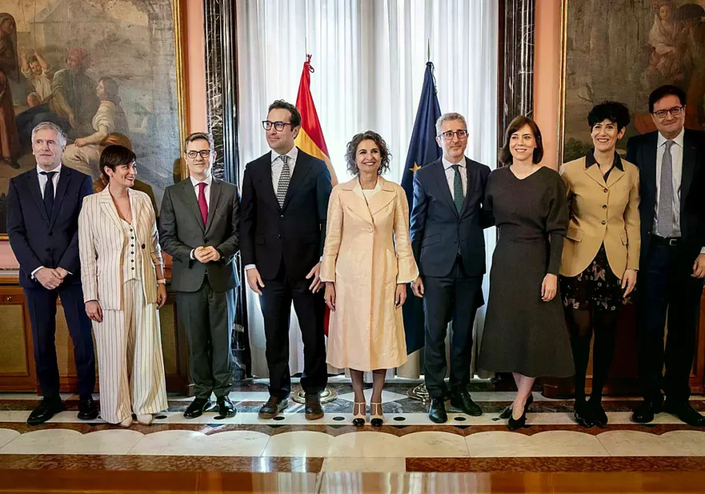 Acto de traspaso de carteras entre los nuevos y antiguos ministros.