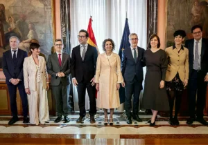 Acto de traspaso de carteras entre los nuevos y antiguos ministros.