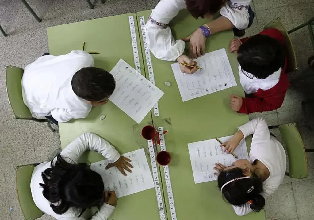 Niños en un aula de un colegio público de El Masnou (Cataluña)