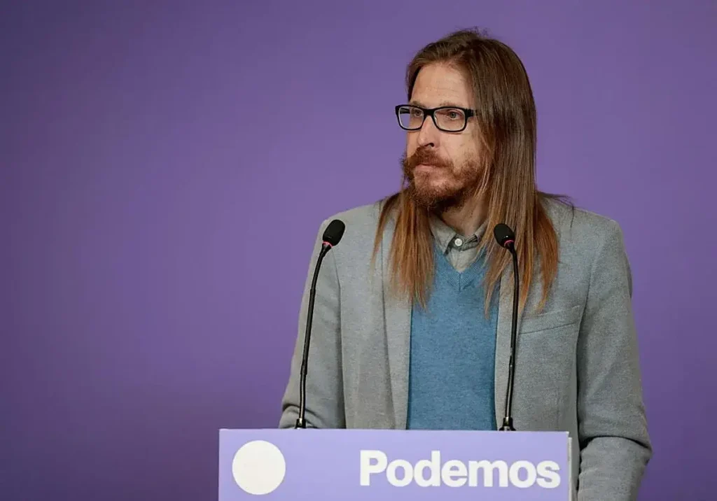 El portavoz de Podemos, Pablo Fernández, durante una rueda de prensa.