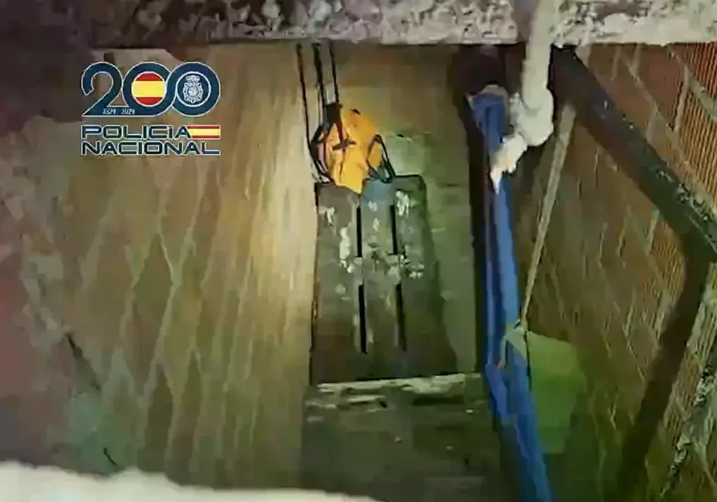 Acceso al túnel camuflado detrás de un frigorífico industrial en una nave de Ceuta.
