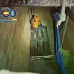 Acceso al túnel camuflado detrás de un frigorífico industrial en una nave de Ceuta.