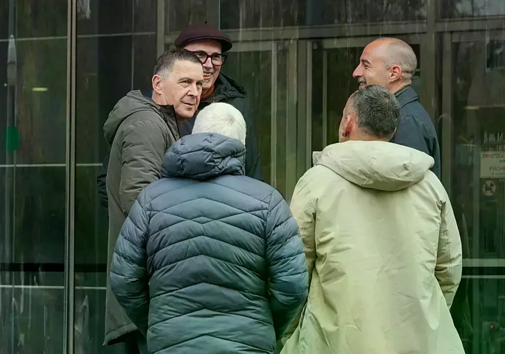 Arnaldo Otegi a la salida del Palacio de Justicia de Vitoria.