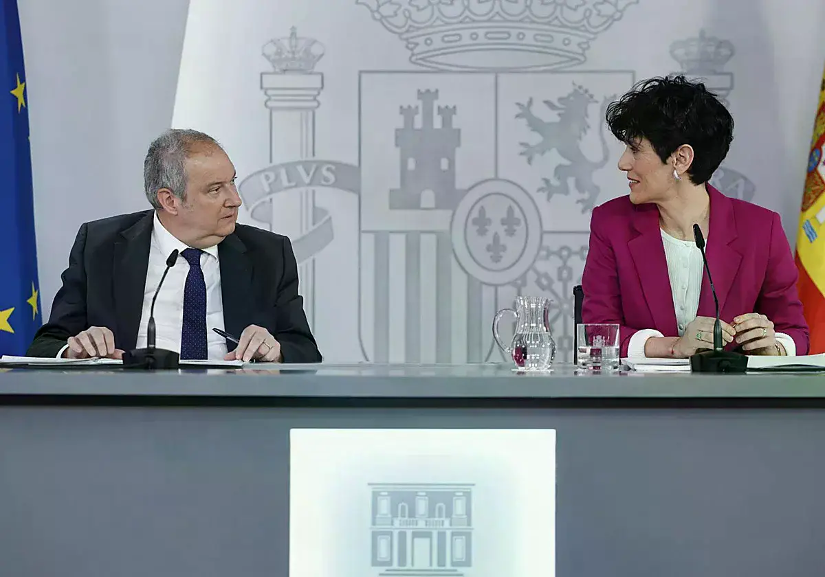 La portavoz del Gobierno, Elma Sáiz, y el ministro de Industria, Jordi Hereu, en la rueda de prensa posterior al Consejo de M